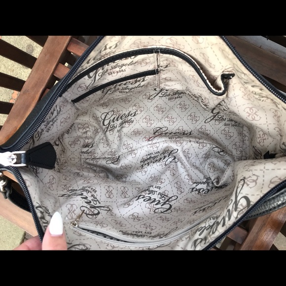 LIKE NEW Guess Purse - Picture 4 of 4